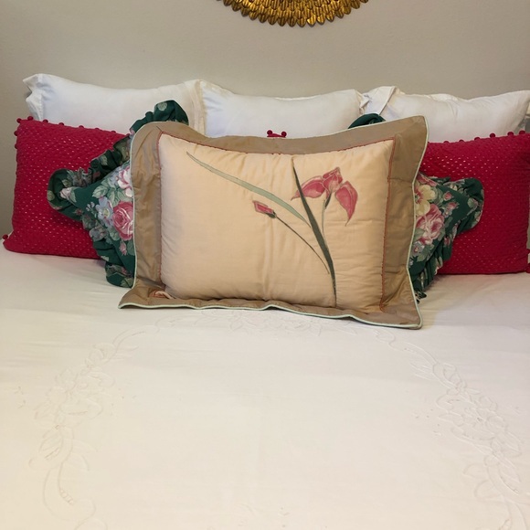 Two Vintage Queen Pillow Shams - Picture 2 of 7